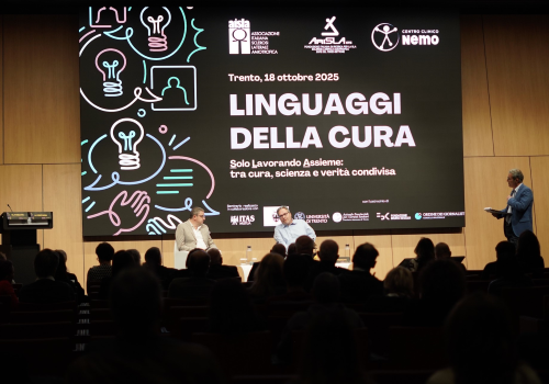 Il presidente della Provincia Autonoma di Trento Fugatti (a sinistra) e il segretario nazionale dei Centri Clinici NeMo Fontana, sul palco dell'incontro di Trento