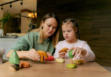 Caregiver insieme a una bimba con sindrome di Down