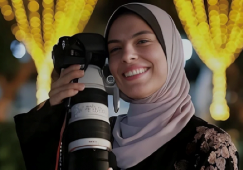 Una bella foto di Fatma Hassouna, la fotoreporter palestinese protagonista del film "Put Your Soul in Your Hand and Walk", uccisa a Gaza nell'aprile di quest'anno, insieme a sei membri della sua famiglia, a causa di un attacco israeliano