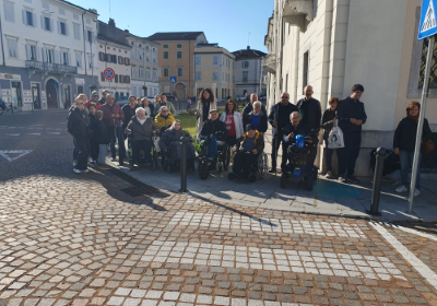 I partecipanti alla nuova "passeggiata inclusiva" promossa a Gorizia dalla FISH Friuli Venezia Giulia