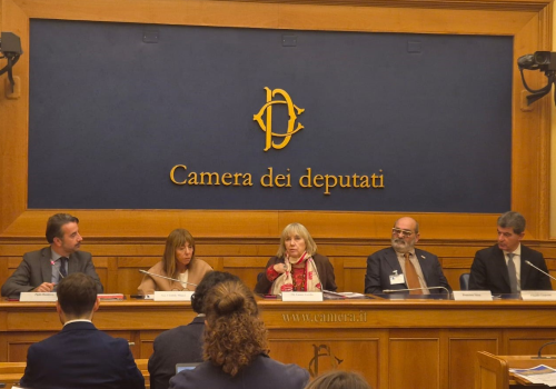 Il tavolo dei relatori, durante la presentazione dell'Intergruppo Parlamentare sulla Sclerosi Multipla e Patologie Correlate. Da sinistra: Paolo Bandiera (direttore degli Affari Generali e delle Relazioni Istituzionali dell’AISM), la senatrice Tilde Minasi, la deputata Luana Zanella, Francesco Vacca (presidente dell'AISM) e il neurologo Claudio Gasperini