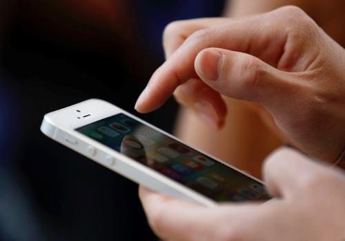 iPhone usato da persona con disabilità visiva