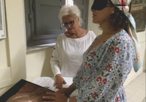 La conduttrice radiofonica e personaggio televisivo Rajae Bezzaz alle prese con l'esame tattile di un'opera, affiancata da Elena Martinelli, presidente della Fondazione Catarsini