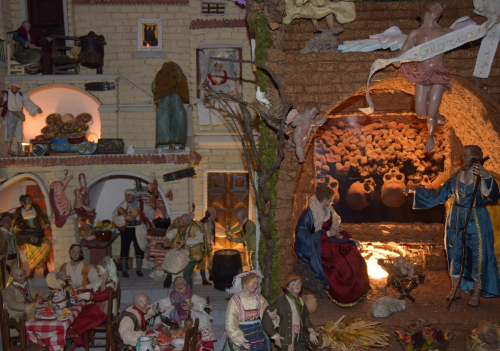 Osteria e grotta in un presepe creato da Angelo Di Maio