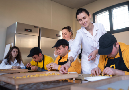 La preparazione dei tortellini
