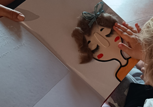Lettura di un libro tattile