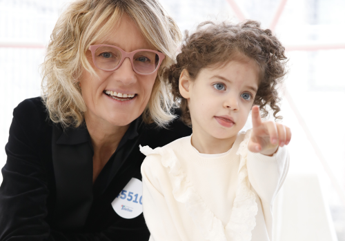 Ilaria Villa, direttrice generale della Fondazione Telethon, insieme a una bimba affetta da una malattia genetica rara