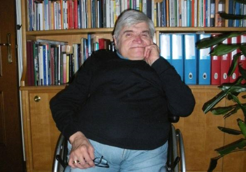 Franco Bomprezzi (1952-2014), primo direttore responsabile di Superando, al quale l'osteogenesi imperfetta non impedì di diventare un grande giornalista