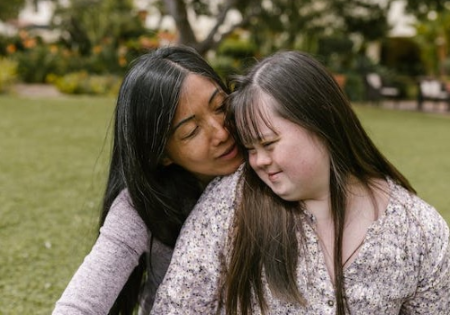 Giovane con sindrome di Down e caregiver