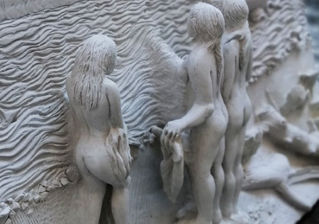 Particolare dell’altorilievo scultoreo realizzato dal Museo Tattile Statale Omero di Ancona che reinterpreta "Marina con figure" del 1953, opera di Alfredo Catarsini esposta nella mostra di Montecatini Terme. L'altorilievo sarà al centro del laboratorio esperienziale del 31 gennaio