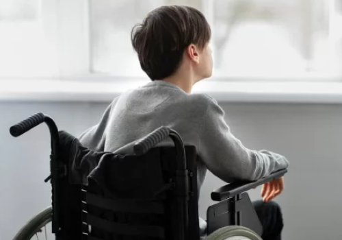 Un ragazzo con la distrofia muscolare di Duchenne, la forma più grave tra le varie distrofie