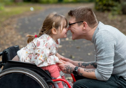 Padre e bimba con disabilità