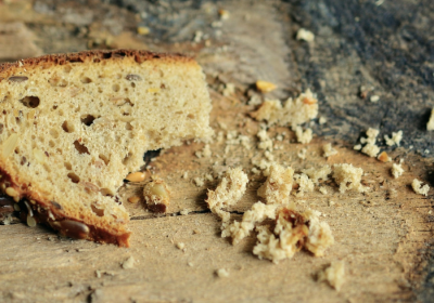Pezzo di pane e briciole