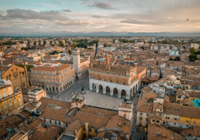 Un'immagine panoramica della città di Piacenza