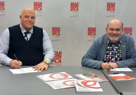 Il presidente dell'AISM Francesco Vacca (a destra) e il presidente dell'ANGLAT Claudio Puppo sottoscrivono il Protocollo d'Intesa tra le due Associazioni