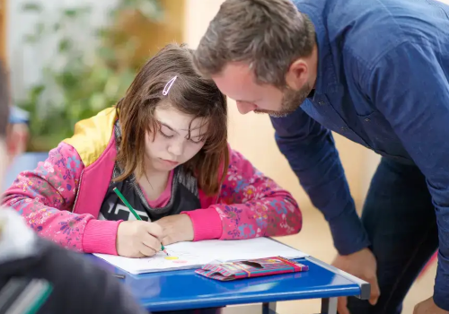 Insegnante di sostegno e alunna con disabilità