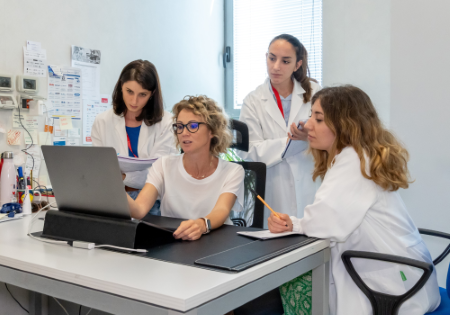 Elisabetta Volpe (al computer), responsabile del Laboratorio di Neuroimmunologia Molecolare della Fondazione Santa Lucia IRCCS di Roma, insieme al proprio staff