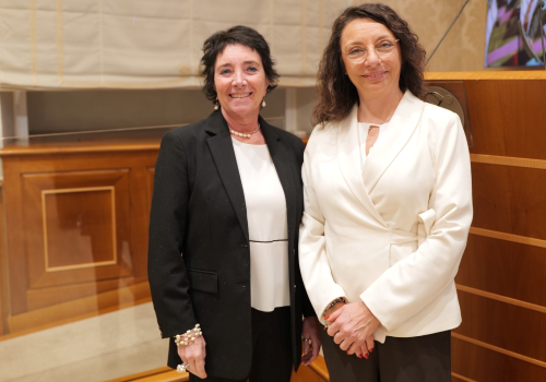 Stefania Bastianello (a sinistra), responsabile della Direzione Tecnica dell'AISLA, insieme alla senatrice Ylenia Zambito, in occasione della conferenza stampa in Senato sulle cure palliative