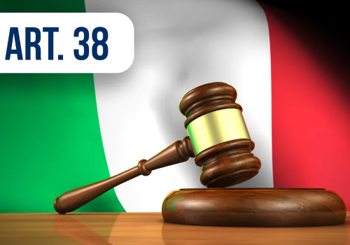 Articolo 38 della Costituzione con bandiera tricolore e martelletto