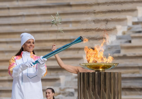 L'accensione della torcia olimpica di Milano-Cortina ad Atene con la pallanuotista greca Elena Xenaki (foto LaPresse)