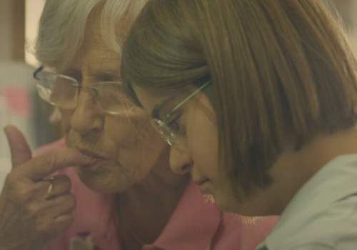 Caregiver e giovane con sindrome di Down (foto di Archivio AIPD)