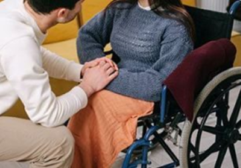 Caregiver familiare insieme a persona con disabilità