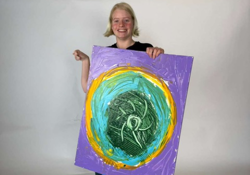 Clara Woods con una delle sue opere