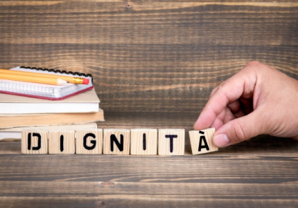 Mano scrive "Dignità" con lettere dello Scarabeo