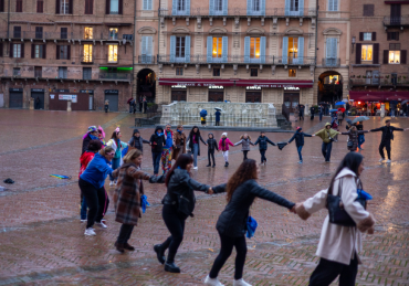 Flasmob in Piazza del Campo a Siena per le malattie rare