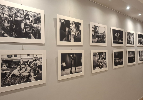 Una serie di foto della mostra dedicata ad "Abracadown"