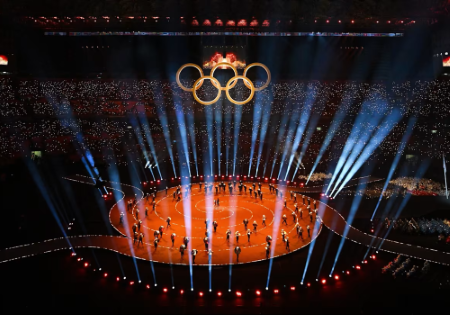 Un'immagine della cerimonia di apertura a Milano dei Giochi Olimpici Invernali di Milano Cortina