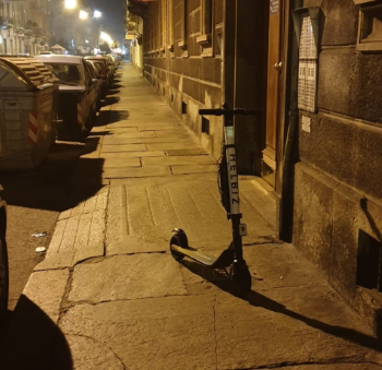 Monopattino abbandonato in un marciapiede di Torino
