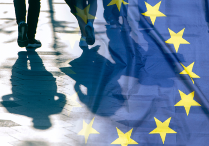 Migranti su sfondo di bandiera europea