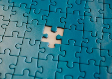 Puzzle celeste con un pezzo mancante