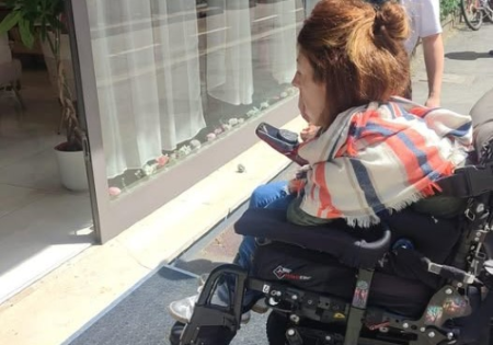 Alice Greco mentre sale la rampetta di un centro estetico (foto tratta dalla sua pagina Facebook)