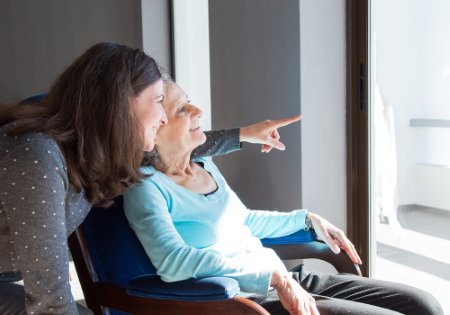 Caregiver familiare e donna anziana
