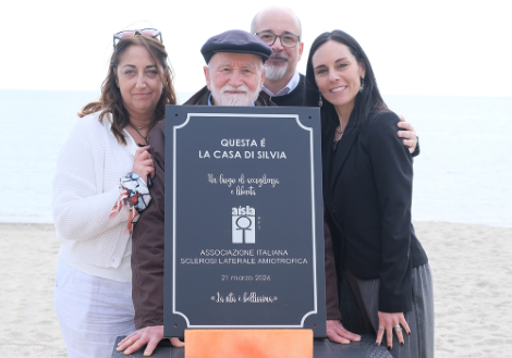Da sinistra: Grazia Micarelli (direttrice generale dell'AISLA), Pino Codispoti (papà di Silvia), Stefano Zanoni (Affari Generali AISLA) e Silvia Anceeschi (Raccolta fondi AISLA) alla posa del primo mattone della "Casa di Silvia"