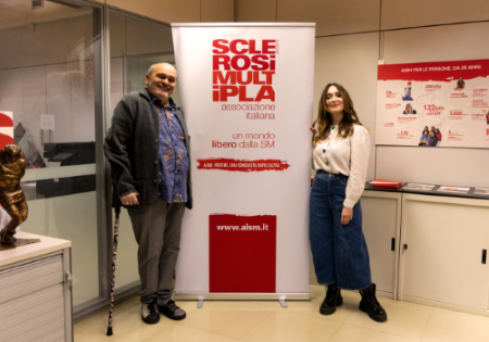 L'attrice e scrittrice Chiara Francini nella sede dell'AISM a Genova, insieme al presidente nazionale dell'Associazione Francesco Vacca