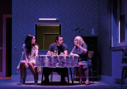 Linda Gennari, Raffaele Barca e Milvia Marigliano in un scena dello spettacolo "Il raggio bianco" (foto di Federico Pitto)