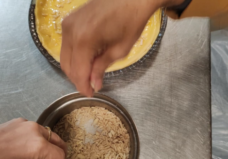 La preparazione della "torta della nonna" durante il laboratorio di pasticceria a Montevarchi