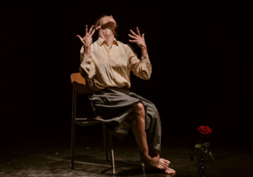 Valentina Dal Mas in una scena dello spettacolo "Luisa"