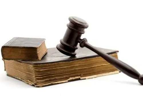 Martelletto del giudice e libri di diritto