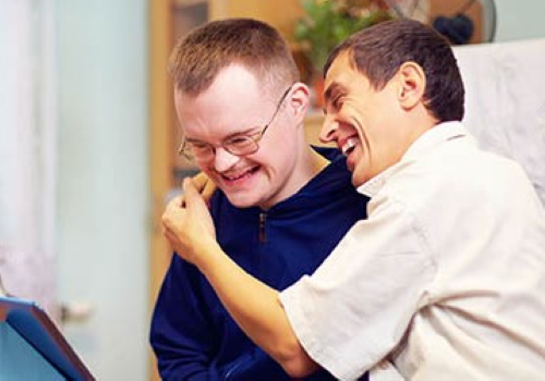 Giovane adulto con disabilità intellettiva ed educatore