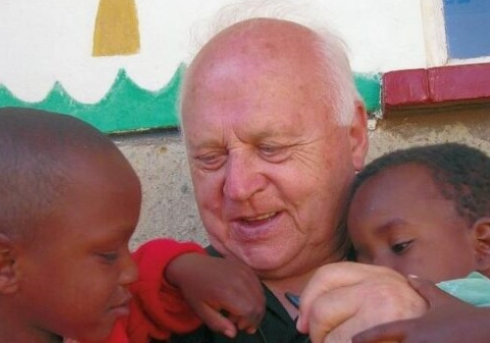 Padre Angelo Cavagna insieme a due bimbi