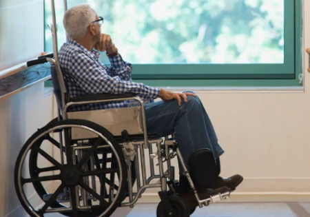 Persona anziana con disabilità in carrozzina