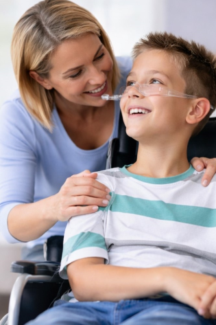 Caregiver familiare e ragazzo con grave patologia