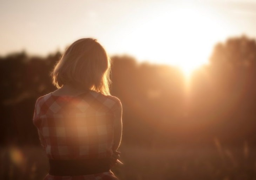 Donna di spalle nel sole