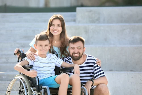Ragazzo con disabilità insieme ai genitori