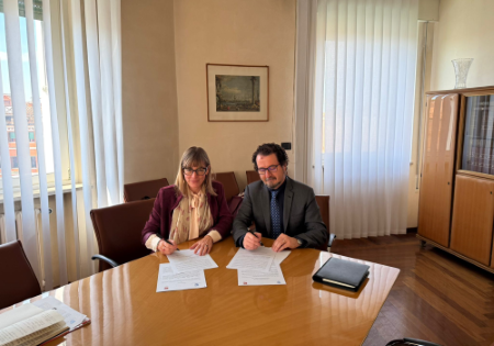 La presidente dell'AISM Veneto Gaia Rovati e il direttore dell'INPS Veneto Filippo Pagano sottoscrivono il Protocollo d'Intesa