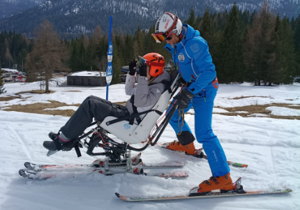 "SAPRE Bianco": un padre e un figlio scendono insieme lungo una delle piste olimpiche, non più come spettatore e passeggero, ma come un unico equipaggio